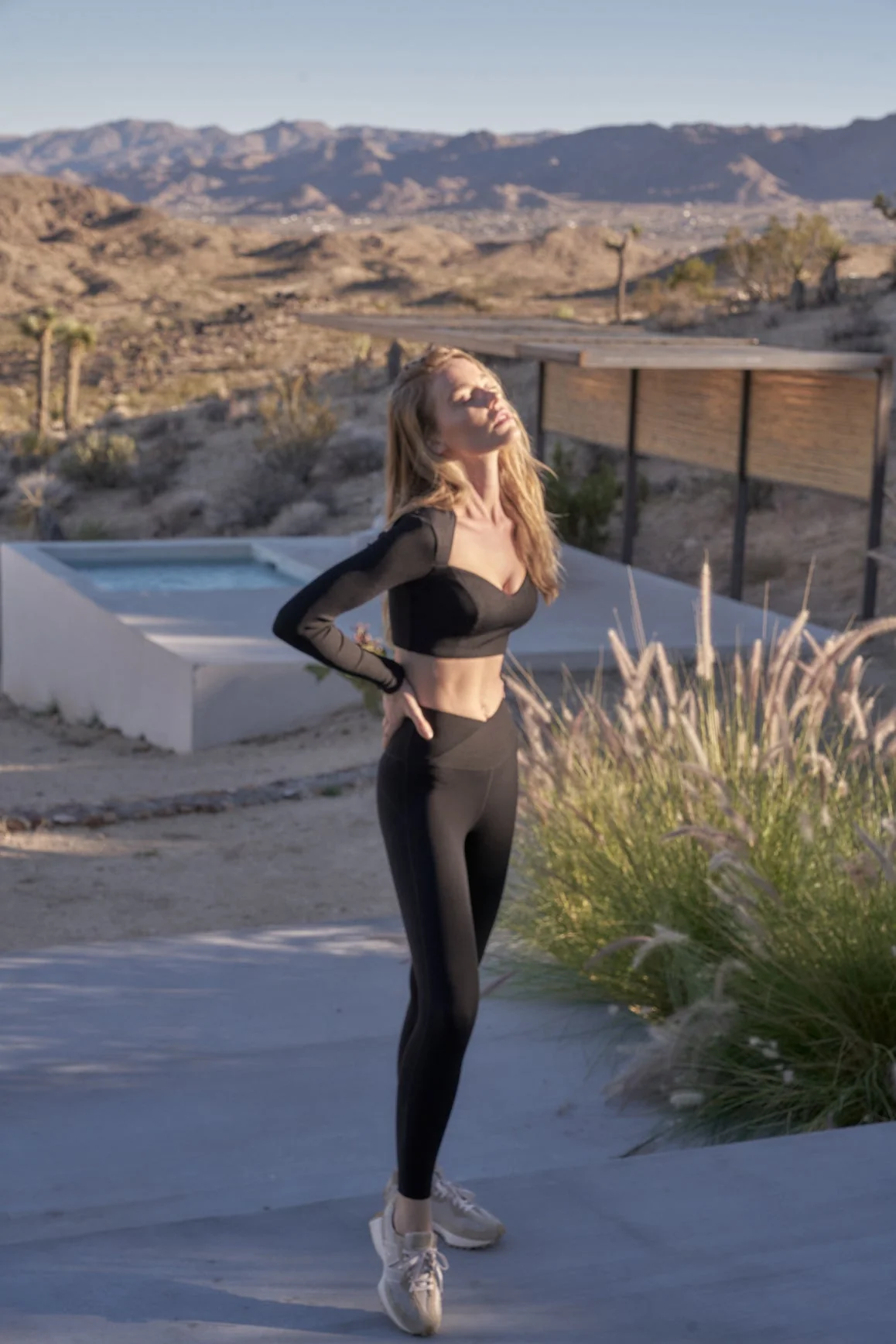 Elegant Long Sleeve Crop Top & V-waist Yoga Legging - Image 9