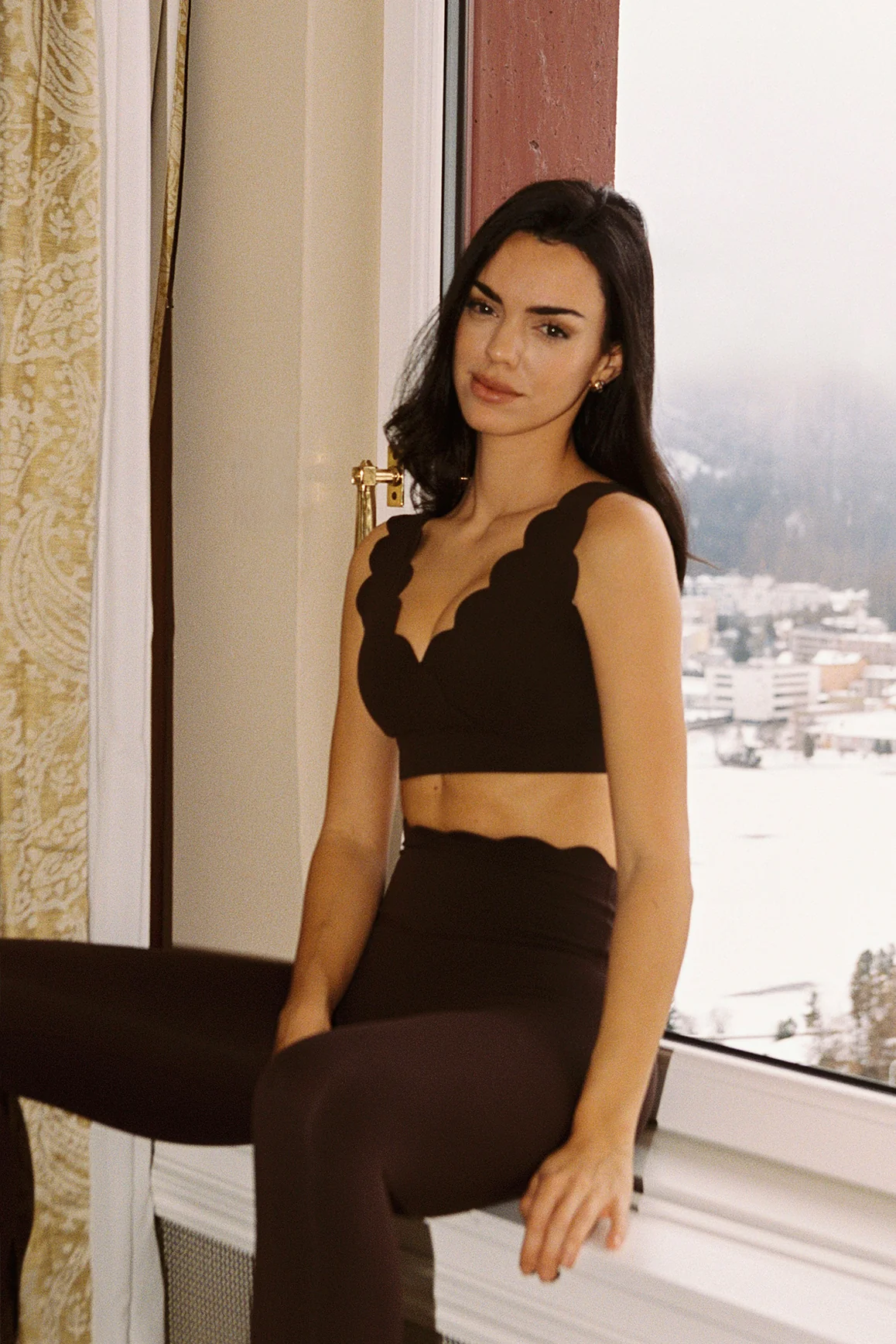 High-Waist Scallop Scrunch Legging - Image 4