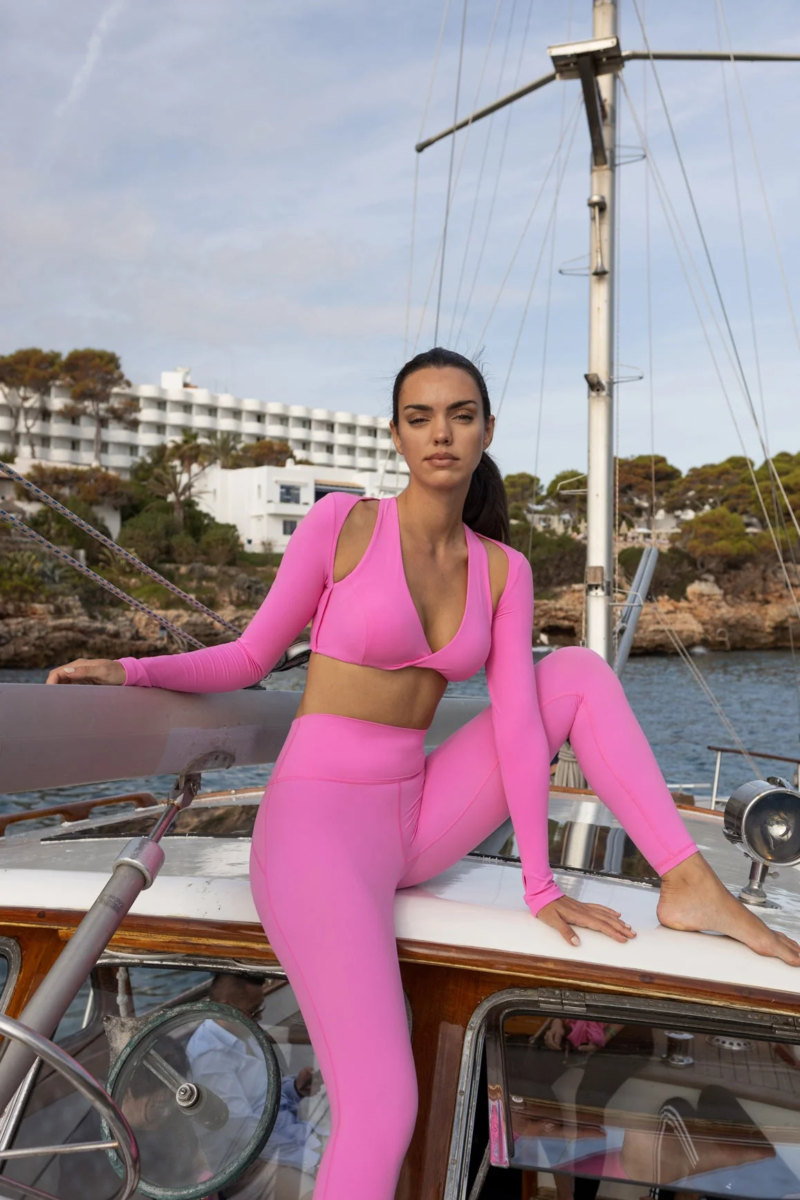 Twist-Front Shoulder Cut Crop Top & High-waist Training Legging - Image 4